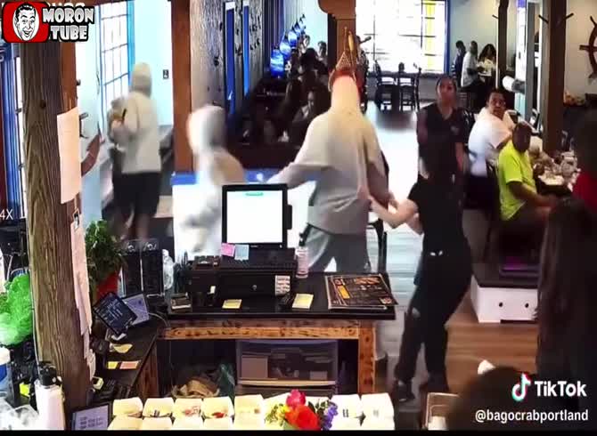 Video :After leaving a restaurant without paying the bill, a group of people